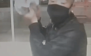 男子梦想一夜暴富,持水泥块砸ATM机