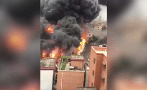 仓库突发大火，警民合力抬车疏通道路