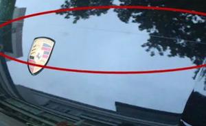 女子劃傷小區(qū)十幾輛轎車:借酒澆愁