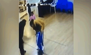 误会孙女受欺负，老人撕扯男童后道歉