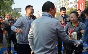 為給最后一名半馬完賽者發(fā)獎(jiǎng)牌，浙江一市長(zhǎng)終點(diǎn)等候近兩小時(shí)