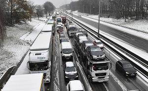 歐洲多國遭猛烈暴風雪吹襲交通混亂，滯留旅客形容機場如戰(zhàn)場