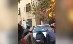上海一楼房起火,居民合力抬起堵路车