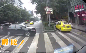 监拍:女司机“神倒车”连撞3车