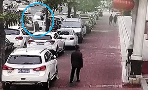 监拍：无牌宝马逆行连续碰撞多车致1死