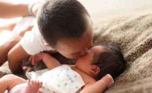 二孩家庭的困扰：9岁老大拒绝上学，掐弟弟摔东西