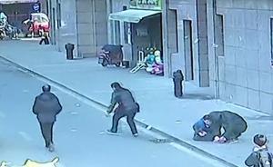 3萬元鈔票飄落，路人撿大半后歸還失主