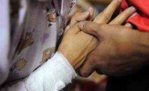 女子父親去世后太原見網(wǎng)戀對(duì)象遇分手，割腕自殺民警施救