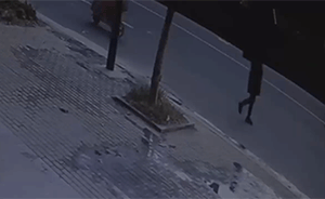 父母沒(méi)空接，12歲女孩獨(dú)自騎車撞死人