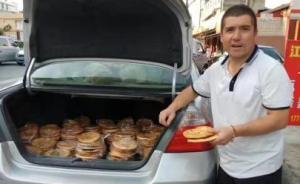 新疆大叔為九寨溝送馕，網(wǎng)友上門(mén)表謝意