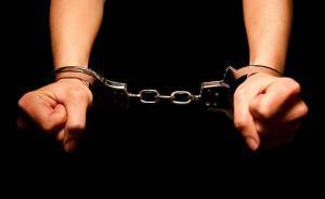 女子報警稱吵架后男友離家出走，警方發(fā)現(xiàn)男子竟是追逃人員