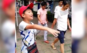 小学生自发做志愿：戴红帽大喊不要逗留
