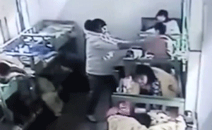 儿童幼儿园上铺蹦跳,女子猛拽致其倒栽