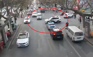 “最美閃燈”警車護(hù)送傷者,眾車輛避讓