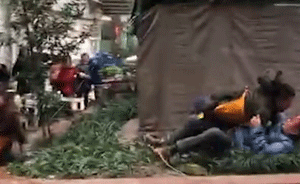 使用塑料餐具引争执，餐馆老板瓷碗砸人