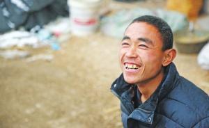河南90后残疾小伙靠车轱辘“行走”，喂猪、修鞋养活全家