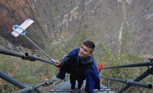 凉山“悬崖村”的网红:每天钢梯上直播