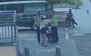 女子抗法：用钱扇交警耳光大喊警察打人