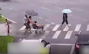 尋找暴雨送傘男子：想說謝謝，請你出現(xiàn)