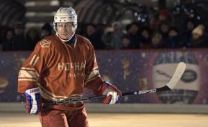 普京雪夜打冰球,身手矫健不输运动员