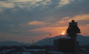 香港機(jī)場(chǎng)一航班起飛滑行時(shí)另一飛機(jī)橫越跑道，起飛中止無(wú)人傷