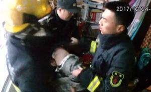 14岁男孩被母亲批评翻出阳台要跳楼，母亲死死拽住等来警察