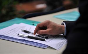 中纪委机关报刊文：领导接地气才有底气，要敢于往群众堆里扎