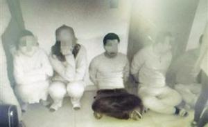 丹東警方包圍賭窩，賭徒往窗外扔成捆鈔票企圖分散民警注意力