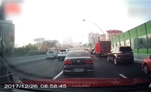 实线变道、顶翻后车、没带驾驶证，上海女司机被扣7分时擦泪