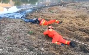 芜湖:七旬老人身陷泥潭,消防匍匐救援