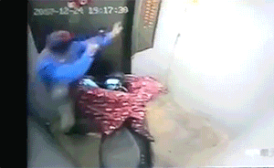 实拍：塞不下电动车大爷拿车锁猛砸电梯