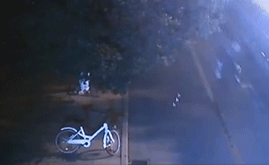 男子不愿给女友买包,监控下狂奔称遭劫