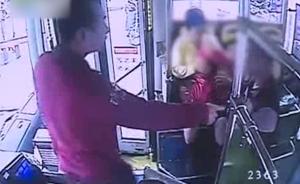 男子公交車(chē)廂騷擾女乘客，司機(jī)大聲呵斥