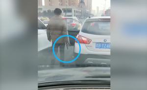 男子当街持“枪”惊旁人，警方：玩具枪