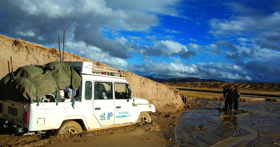 4、巡护车陷在松软的泥沙里