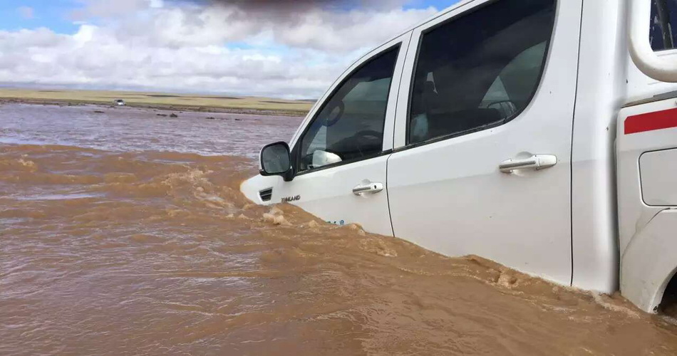 5、过河有时会变得很危险，突然就陷入