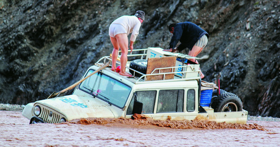 6-1、巡护车要被河水吞噬，紧急抢救巡山物资