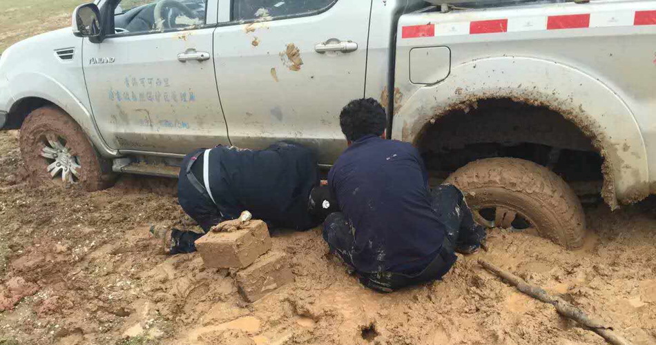 8、泥沼是经常碰到的陷阱，这次车子陷了三天