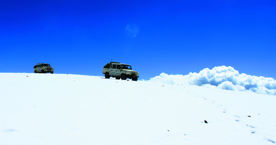 15-1、在这种天气、这个地方开车看着很酷