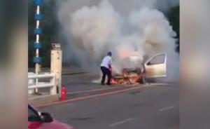 轿车着火,公交司机“扔”下乘客去灭火