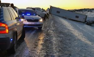 载中国公民旅游大巴倾翻，我驻冰岛使馆：1人遇难2人正抢救