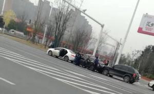 盜竊團(tuán)伙被兩地警方駕車圍堵拒捕，民警鳴槍示警后破窗抓嫌犯