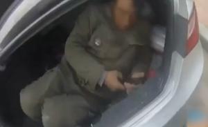 老板为省钱车内塞7人，后备箱还藏一个