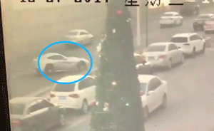 90后司機(jī)誤操作，法拉利新車撞燈桿