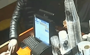 監(jiān)拍“鬼手換鈔”：趁套近乎真錢變假鈔