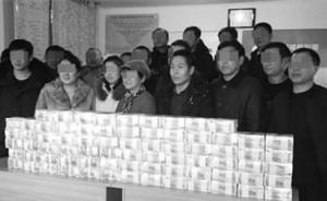 辽宁35人合买彩票中九百万，众人出钱感谢选号的彩票店老板