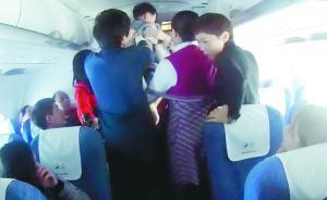 男童驚厥昏迷航班緊急備降，空姐搶時(shí)間抱他40分鐘等救護(hù)車