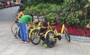 男孩用砖砸共享单车,身旁父母称闹着玩