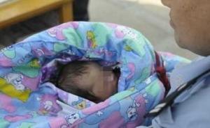 柳州夫妇购有小车还诉求减免公租房房租，未果后丢下女婴离去