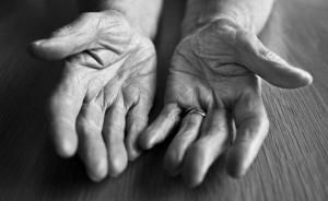 陜西八旬討債老人因腦出血去世，警方對欠債人立案調(diào)查
